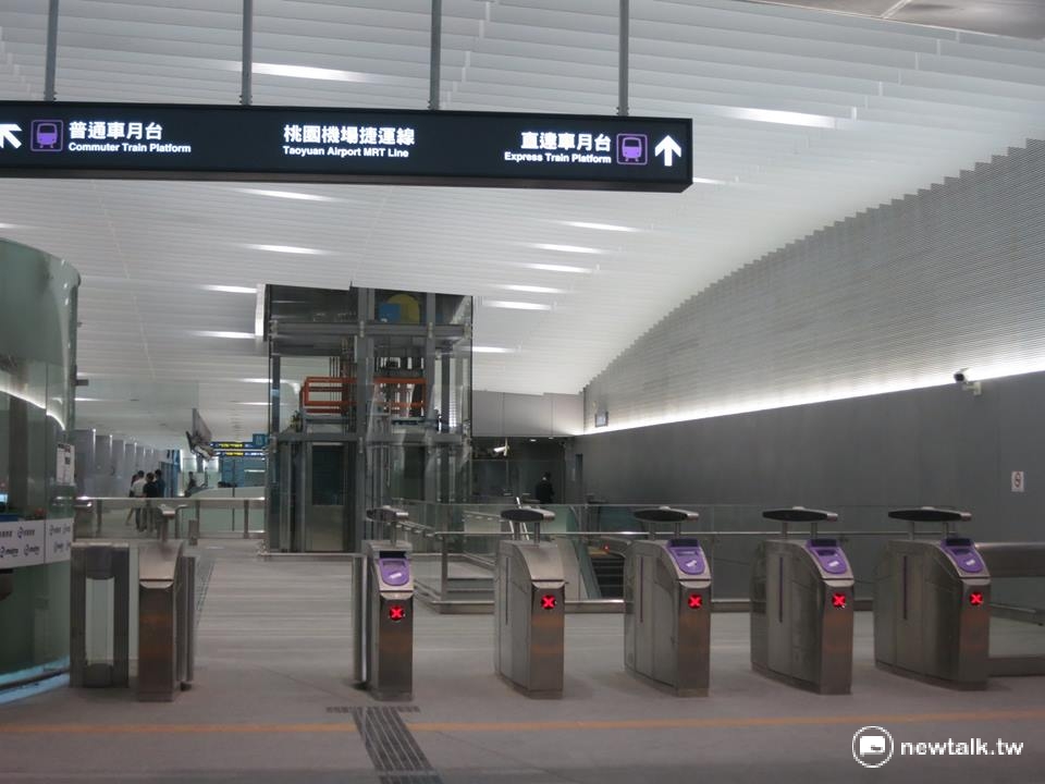 桃園市長鄭文燦11日表示,機場捷運(圖)計劃在春節後至元宵節前開放免費試乘一個月。 桃園市長鄭文燦11日表示,機場捷運(圖)計劃在春節後至元宵節前開放免費試乘一個月。