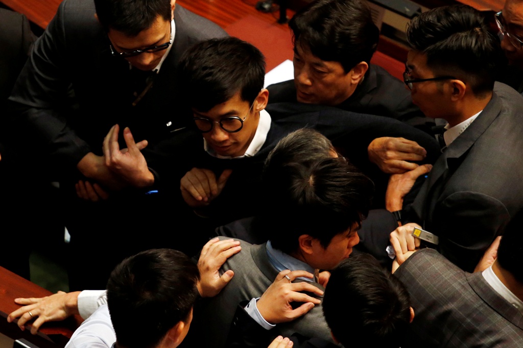 先前被禁止重新宣誓的香港青年新政議員梁恆頌和游蕙禎,2日企圖硬闖立法會,在過程中與保安人員發生嚴重肢體衝突。 圖:達志影像/路透社 先前被禁止重新宣誓的香港青年新政議員梁恆頌和游蕙禎,2日企圖硬闖立法會,在過程中與保安人員發生嚴重肢體衝突。 圖:達志影像/路透社