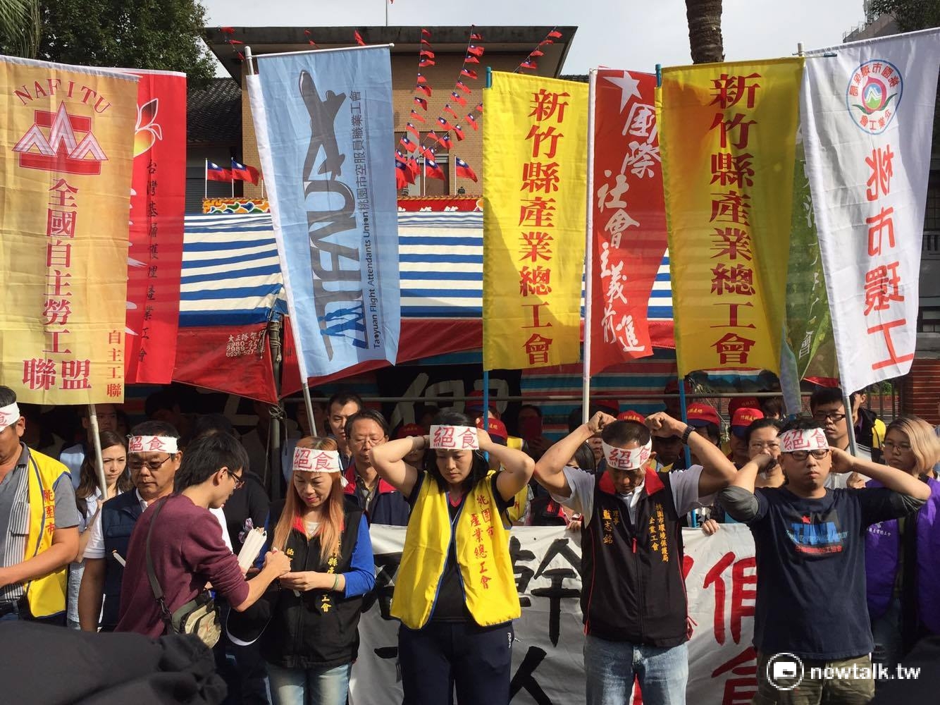 反對民進黨團推一例一休而砍掉國定7天假,勞團4日發起無限期絕食抗議,直到民進黨團願將法案退回委員會重新審議為止。 圖:鄭佑漢/攝 反對民進黨團推一例一休而砍掉國定7天假,勞團4日發起無限期絕食抗議,直到民進黨團願將法案退回委員會重新審議為止。 圖:鄭佑漢/攝