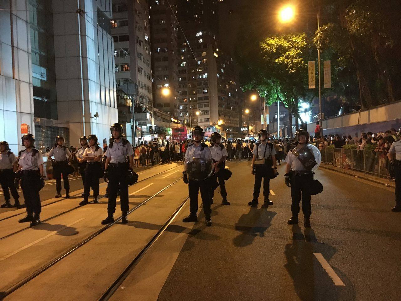 6日晚間約10時,香港警方陸續增援,出動圓盾部隊,警告示威者從身後離開。青年新政議員游蕙禎發文提醒示威者小心。 圖:翻攝港立法會議員游蕙禎臉書 6日晚間約10時,香港警方陸續增援,出動圓盾部隊,警告示威者從身後離開。青年新政議員游蕙禎發文提醒示威者小心。 圖:翻攝港立法會議員游蕙禎臉書