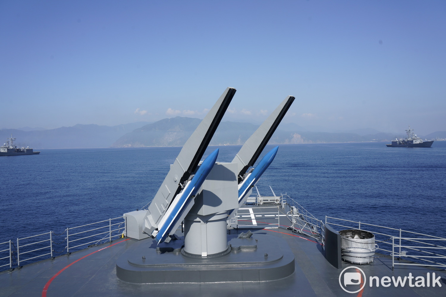 海軍左營艦上的標準一型飛彈對來犯的敵機進行追監。 圖:張良一/攝 海軍左營艦上的標準一型飛彈對來犯的敵機進行追監。 圖:張良一/攝