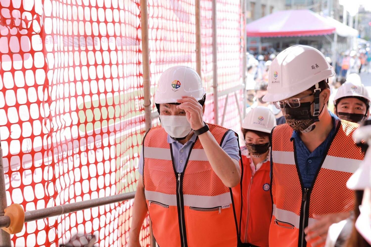 新北市長侯友宜與黃國峰進入工地視察。 圖:新北市城鄉局提供 新北市長侯友宜與黃國峰進入工地視察。 圖:新北市城鄉局提供