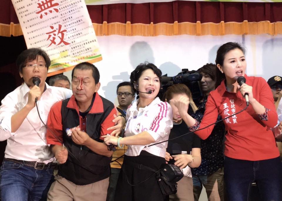 針對是否開放日本核災食品輸台,政院3日內舉辦了10場公聽會,不過幾乎場場都上演抗議風波。(圖)為13日於台北舉辦公聽會時,爆發流血衝突。 針對是否開放日本核災食品輸台,政院3日內舉辦了10場公聽會,不過幾乎場場都上演抗議風波。(圖)為13日於台北舉辦公聽會時,爆發流血衝突。