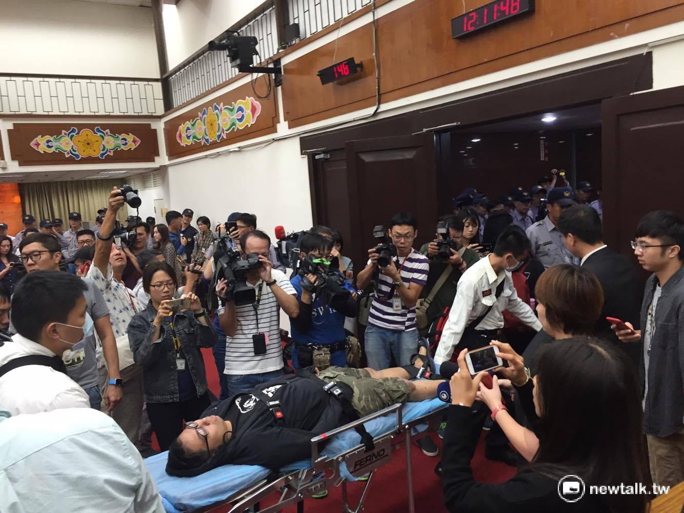 《勞基法》修法16日舉辦公聽會,不過由於勞團質疑公聽會的法律效益,現場引爆衝突,勞團代表許惟棟昏倒送醫。 圖:鄭佑漢/攝 《勞基法》修法16日舉辦公聽會,不過由於勞團質疑公聽會的法律效益,現場引爆衝突,勞團代表許惟棟昏倒送醫。 圖:鄭佑漢/攝