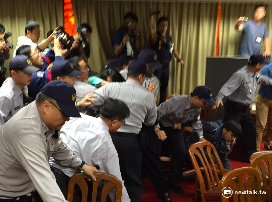 《勞基法》修正案16日舉辦公聽會引發暴力衝突,主席陳瑩在警察護送下,進入休息室中。 圖:鄭佑漢/攝 《勞基法》修正案16日舉辦公聽會引發暴力衝突,主席陳瑩在警察護送下,進入休息室中。 圖:鄭佑漢/攝
