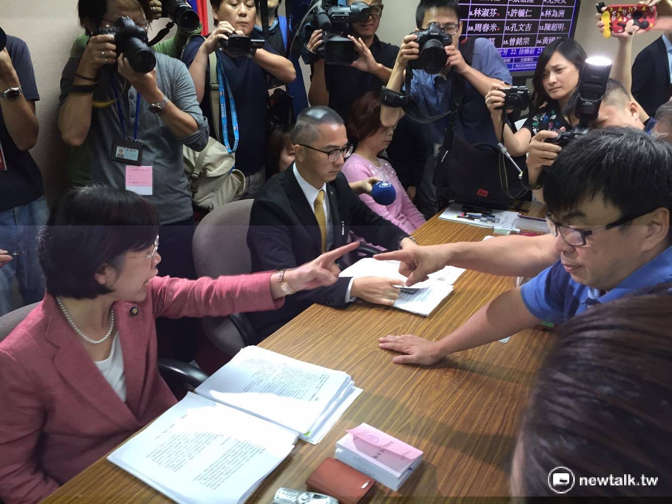 針對同性婚姻法案,國民黨要求召開公聽會的提案遭到否決,國民黨團總召廖國棟衝上主席台與委員會召委尤美女對嗆。 圖:鄭佑漢/攝 針對同性婚姻法案,國民黨要求召開公聽會的提案遭到否決,國民黨團總召廖國棟衝上主席台與委員會召委尤美女對嗆。 圖:鄭佑漢/攝
