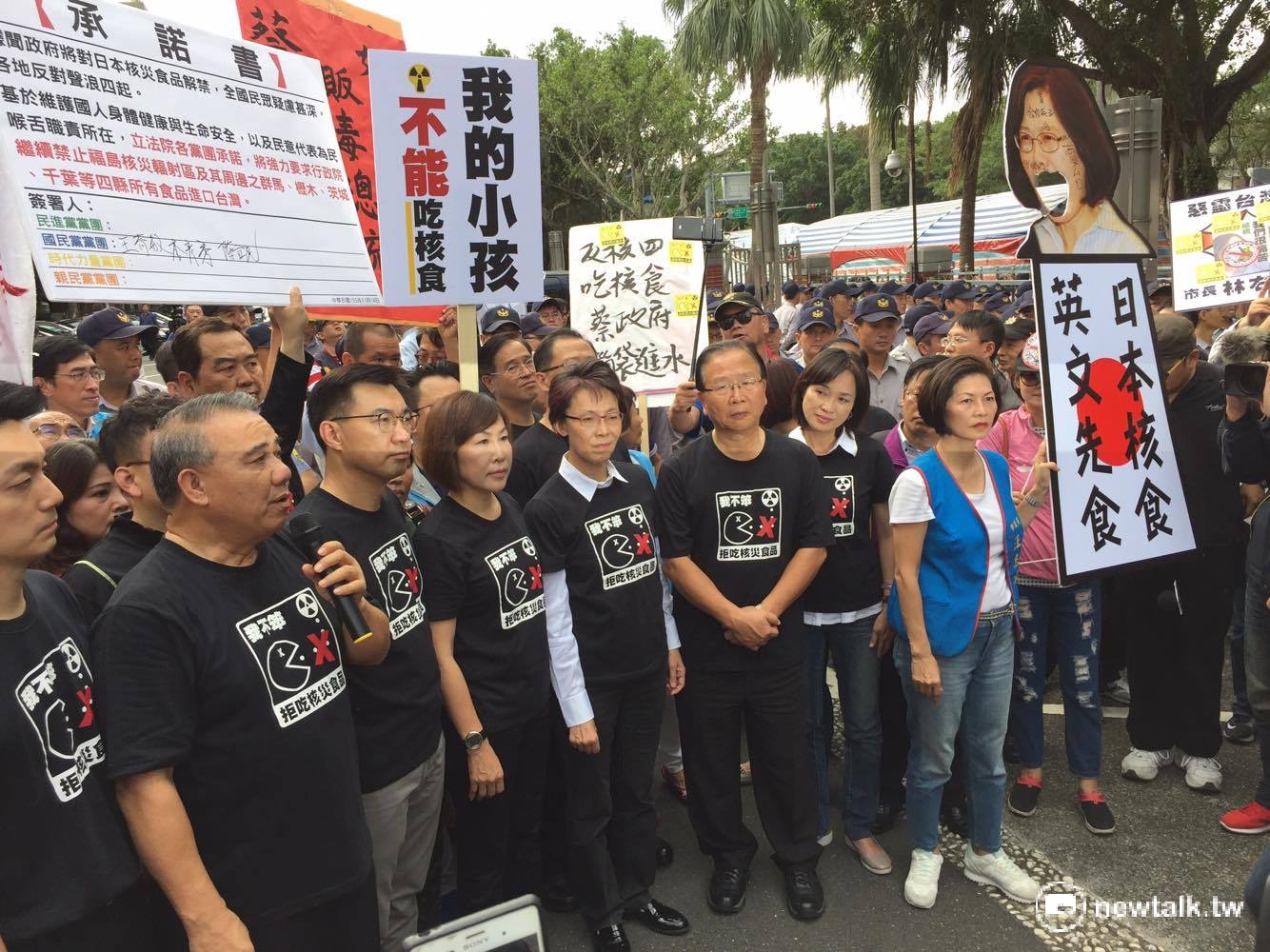 抗議民眾隨後轉往立法院陳情,而國民黨團立委也出面接受陳情書。 圖:鄭佑漢/攝 抗議民眾隨後轉往立法院陳情,而國民黨團立委也出面接受陳情書。 圖:鄭佑漢/攝