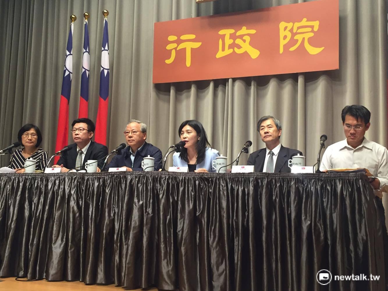 針對復興無預警解散公司,行政院22日下午緊急召開記者會,邀集各部會針對後續事宜進行相關處理報告。 針對復興無預警解散公司,行政院22日下午緊急召開記者會,邀集各部會針對後續事宜進行相關處理報告。