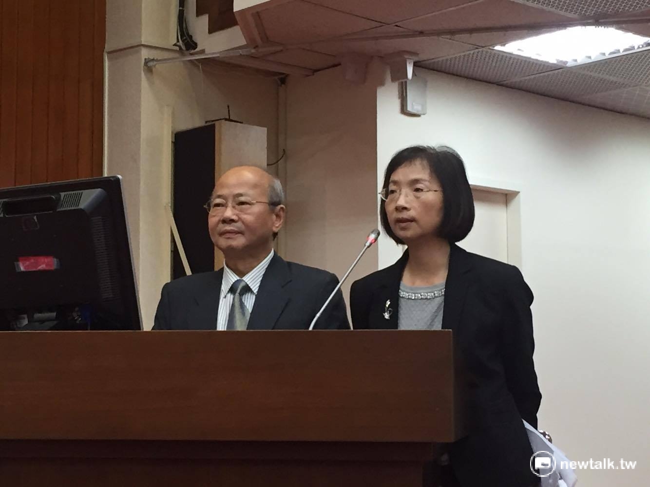 針對復興航空無預警解散,金管會主委李瑞倉(左)、證期局局長王詠心(右)表示,是否涉內線交易,已掌握其內部交易名單移送檢調調查。 針對復興航空無預警解散,金管會主委李瑞倉(左)、證期局局長王詠心(右)表示,是否涉內線交易,已掌握其內部交易名單移送檢調調查。