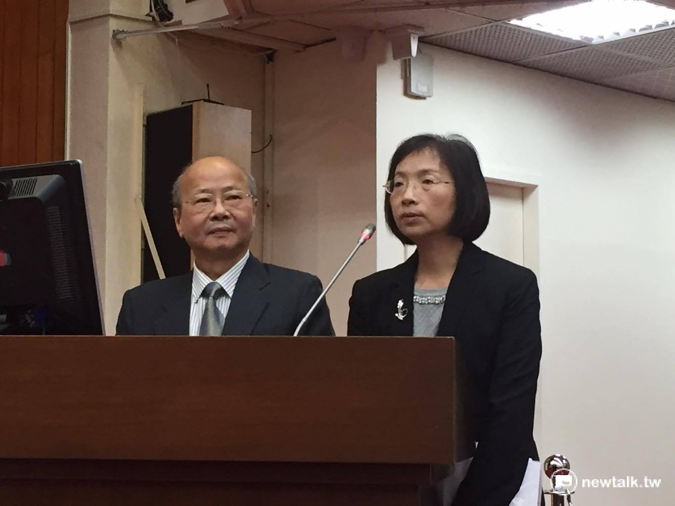 金管會主委李瑞倉(左)23日表示,復航的解散動作很快,疑似是早有預謀。他批這樣欺騙社會大眾的行為非常惡劣。右為證期局長王詠心。 金管會主委李瑞倉(左)23日表示,復航的解散動作很快,疑似是早有預謀。他批這樣欺騙社會大眾的行為非常惡劣。右為證期局長王詠心。