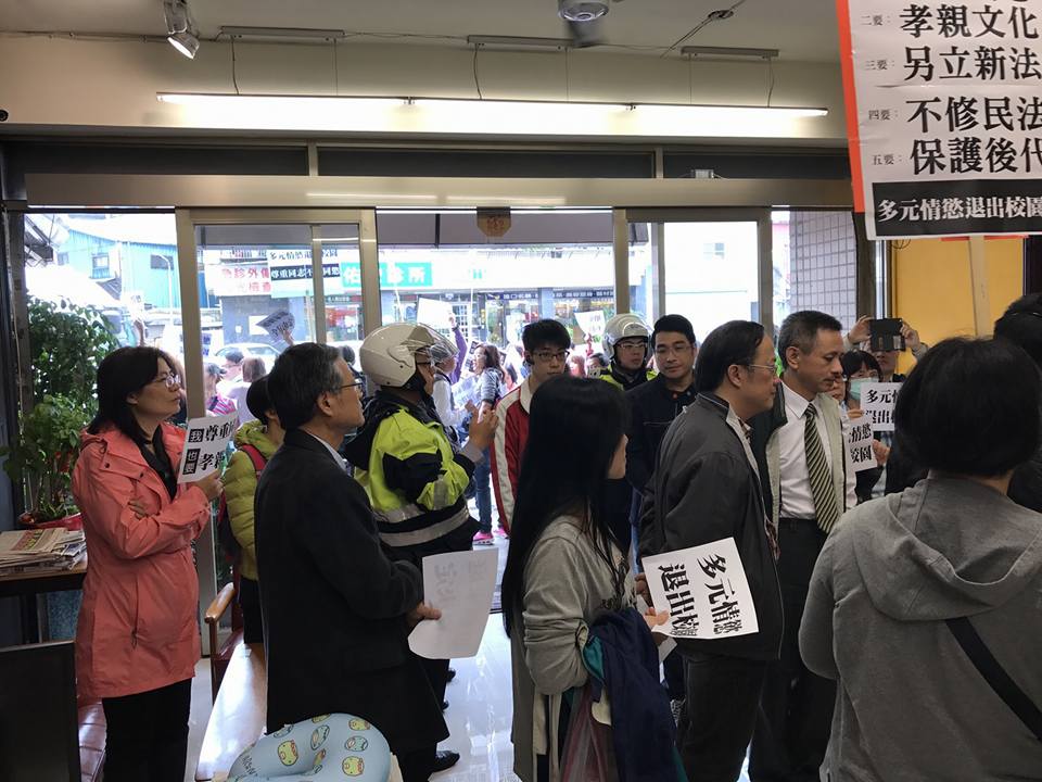 時力立委黃國昌汐止服務處30日上午被大批反同人士擁入,抗議同性婚姻修法,並要求黃國昌出面。黃國昌無奈於臉書回應,希望能找一天坐下來談。 時力立委黃國昌汐止服務處30日上午被大批反同人士擁入,抗議同性婚姻修法,並要求黃國昌出面。黃國昌無奈於臉書回應,希望能找一天坐下來談。