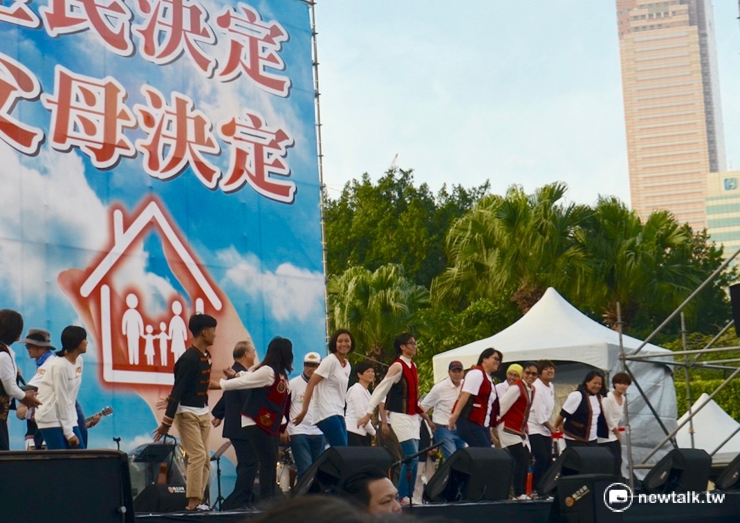 由張信一牧師帶領的原住民族青年、小朋友上台聲援反同群眾,並高唱「我們都是一家人」。 由張信一牧師帶領的原住民族青年、小朋友上台聲援反同群眾,並高唱「我們都是一家人」。