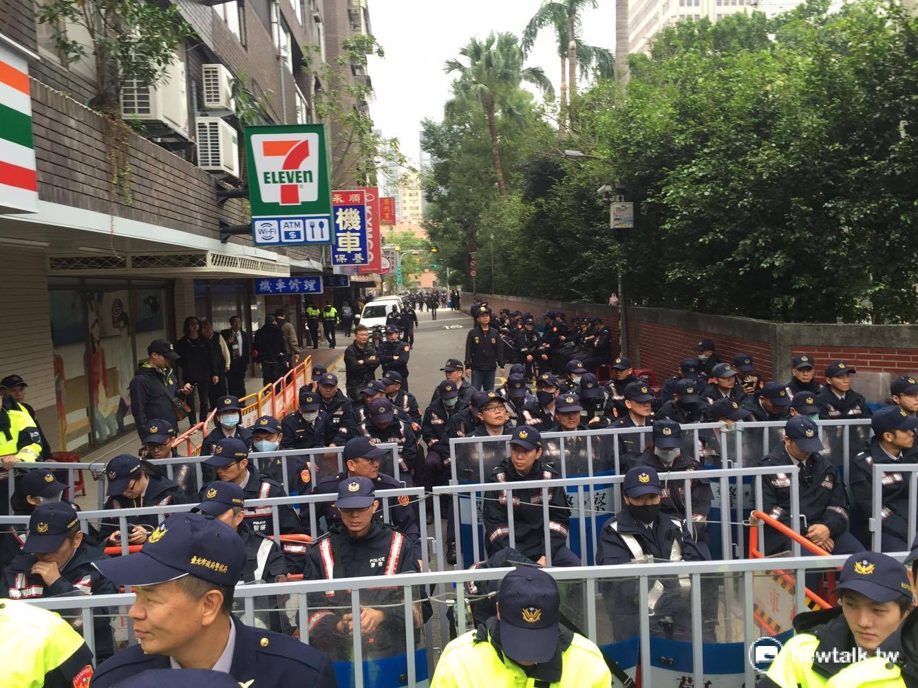 立法院外大批警力戒備。 圖:鄭佑漢/攝 立法院外大批警力戒備。 圖:鄭佑漢/攝