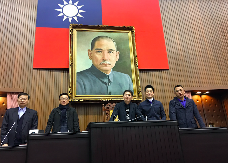 國民黨立委蔣萬安、許毓仁、陳宜民、曾銘宗、楊鎮浯、林為洲一早便佔領主席台,不讓立院議事進行。 圖:陳宜民辦公室提供 國民黨立委蔣萬安、許毓仁、陳宜民、曾銘宗、楊鎮浯、林為洲一早便佔領主席台,不讓立院議事進行。 圖:陳宜民辦公室提供