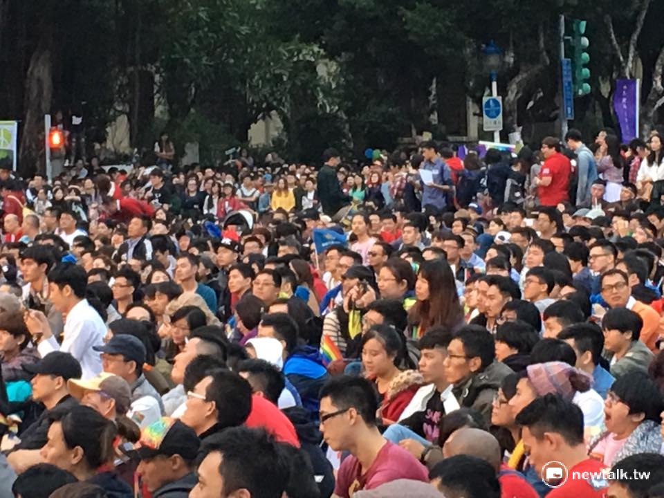 支持同志婚姻合法化、婚姻平權的「1210讓生命不再逝去,為婚姻平權站出來」音樂會10日下午1點在凱道展開。 支持同志婚姻合法化、婚姻平權的「1210讓生命不再逝去,為婚姻平權站出來」音樂會10日下午1點在凱道展開。