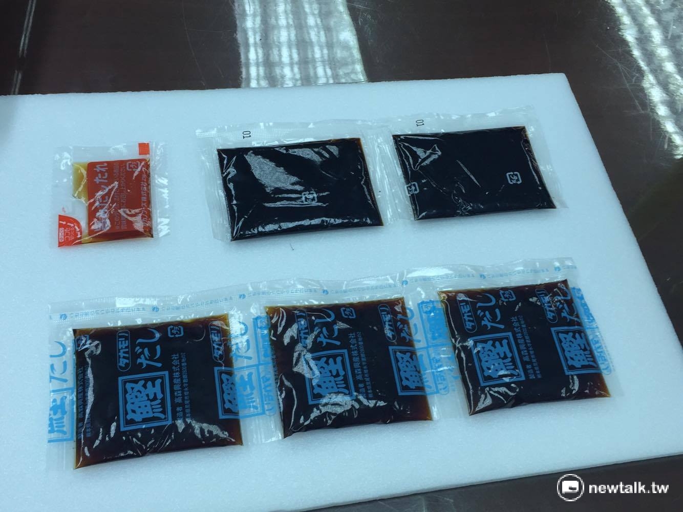 立法院國民黨團提供許多泡麵、烏龍麵內附的醬包,完全未印上產地標示。 圖:鄭佑漢/攝 立法院國民黨團提供許多泡麵、烏龍麵內附的醬包,完全未印上產地標示。 圖:鄭佑漢/攝