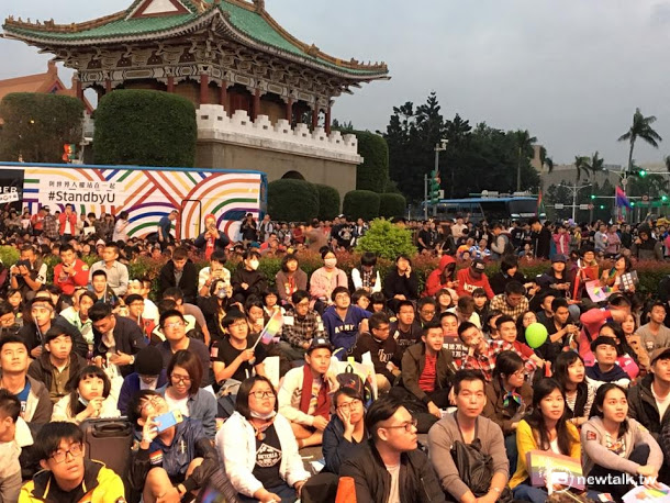 演藝圈的特殊生態,讓台灣藝人敢大聲挺同;但是面對中國時,有幾個檯面上的藝人還敢這麼大聲?圖為「1210讓生命不再逝去,為婚姻平權站出來」音樂會現場。 演藝圈的特殊生態,讓台灣藝人敢大聲挺同;但是面對中國時,有幾個檯面上的藝人還敢這麼大聲?圖為「1210讓生命不再逝去,為婚姻平權站出來」音樂會現場。