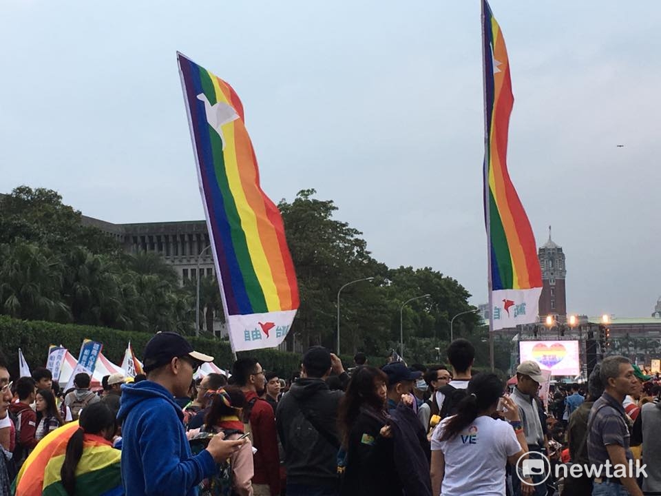 支持同志婚姻合法化、婚姻平權的「1210讓生命不再逝去,為婚姻平權站出來」音樂會10日下午1點在凱道展開。 支持同志婚姻合法化、婚姻平權的「1210讓生命不再逝去,為婚姻平權站出來」音樂會10日下午1點在凱道展開。