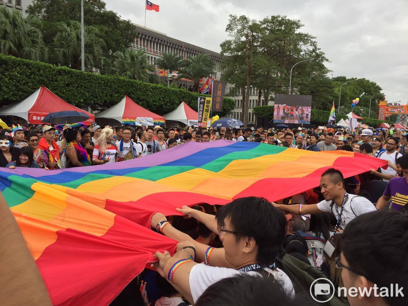 同志上街遊行,希望支持同志婚姻合法化。 圖:新頭殼資料照片 同志上街遊行,希望支持同志婚姻合法化。 圖:新頭殼資料照片