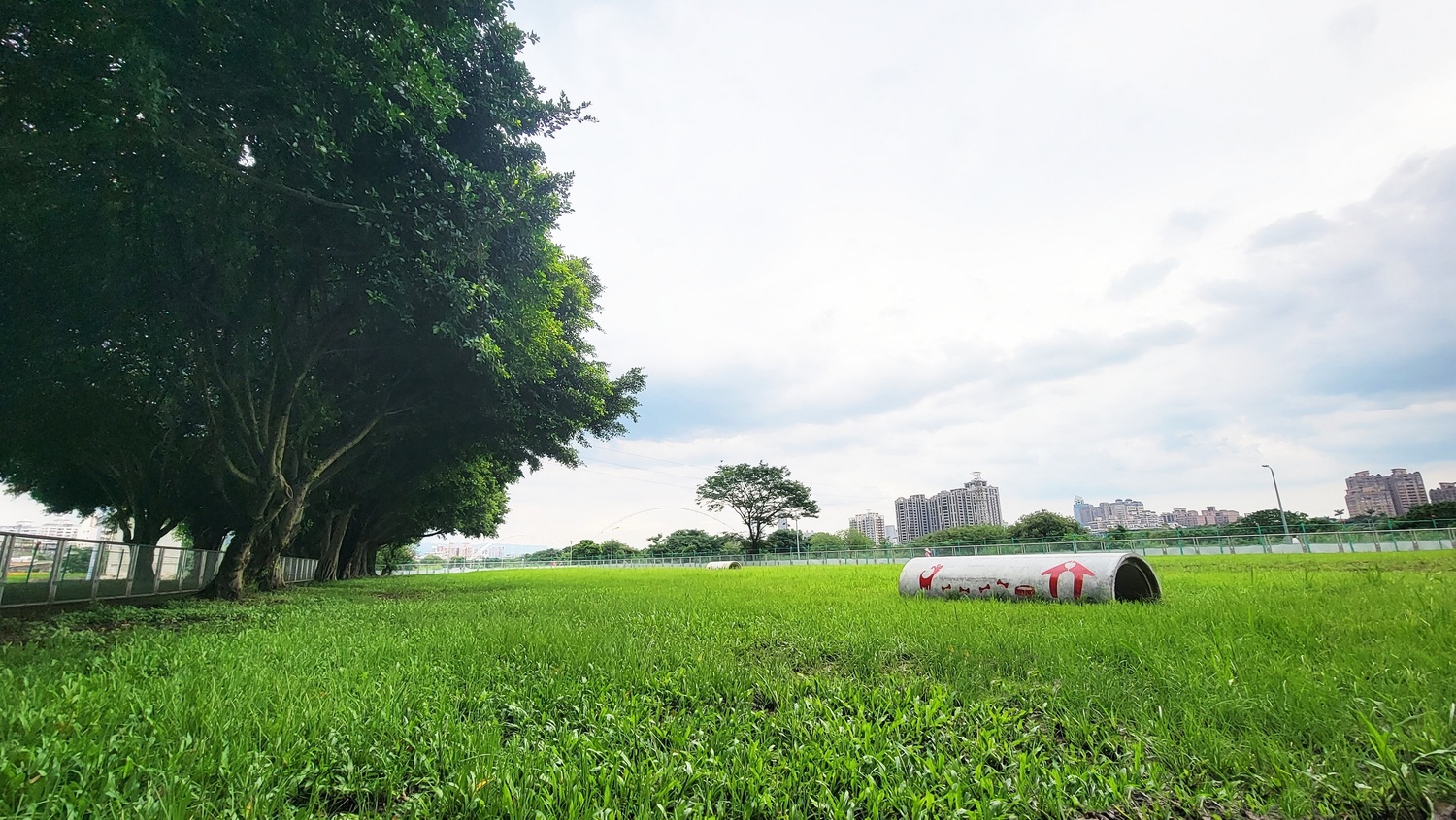 新莊寵物公園-讓毛小孩們冒險玩樂的混凝土管。 圖:新北市水利局提供 新莊寵物公園-讓毛小孩們冒險玩樂的混凝土管。 圖:新北市水利局提供
