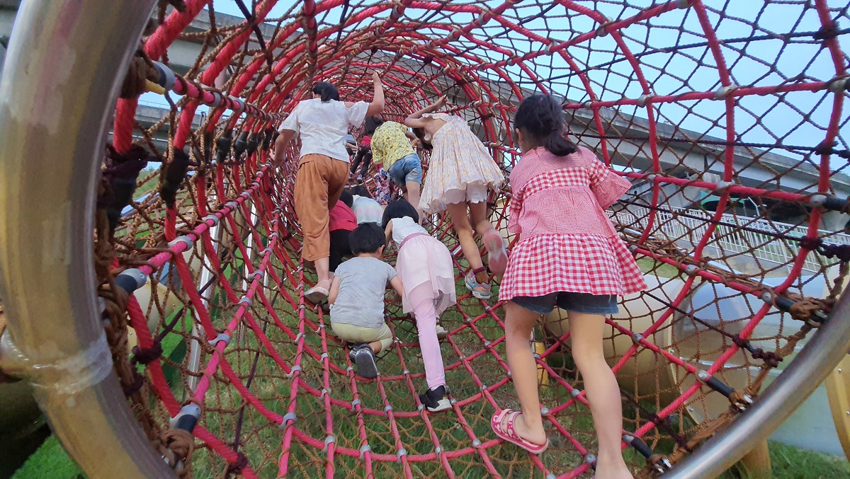 帶著小孩來聽團,也不用怕沒地方蹓小孩!攀爬網、攀爬座等多種遊具,適合親子家庭前來同樂。 圖:新北市高灘地工程管理處提供 帶著小孩來聽團,也不用怕沒地方蹓小孩!攀爬網、攀爬座等多種遊具,適合親子家庭前來同樂。 圖:新北市高灘地工程管理處提供