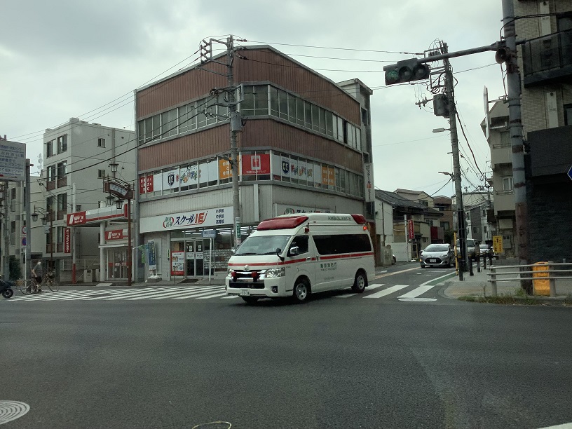 找不到收容醫院的救護車滿街跑 圖:劉黎兒/攝 找不到收容醫院的救護車滿街跑 圖:劉黎兒/攝
