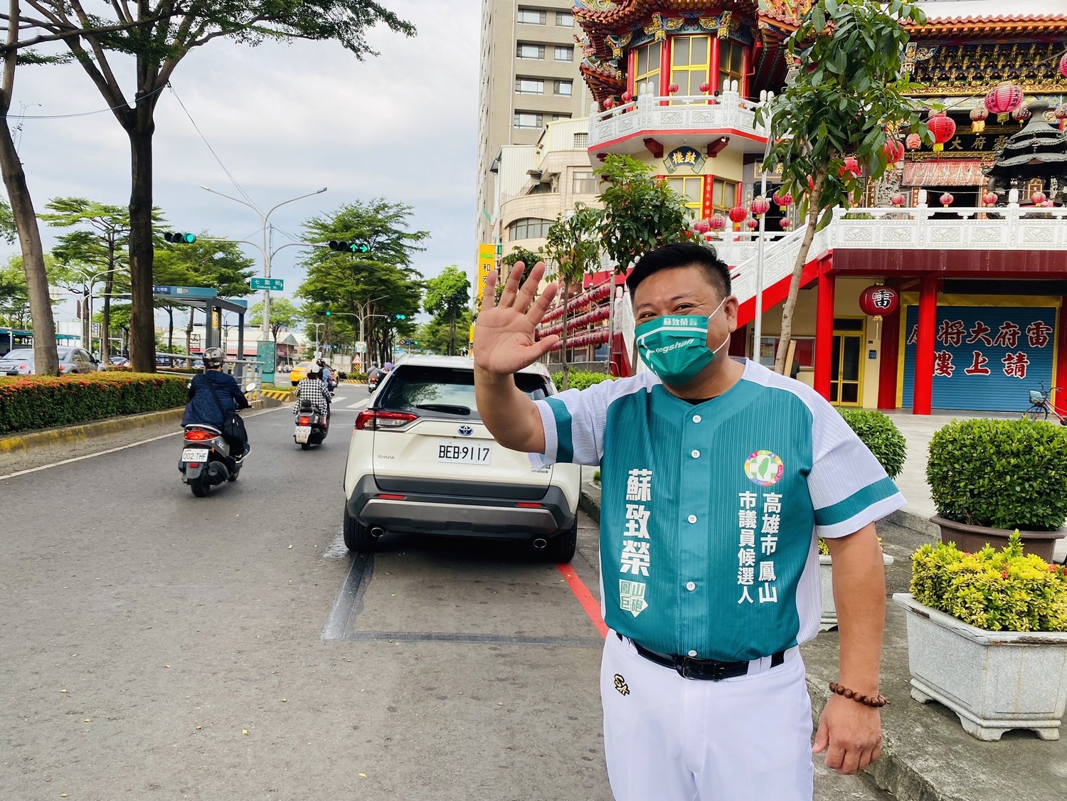 蘇致榮習慣穿球衣拜票。 圖:蘇致榮提供(資料照) 蘇致榮習慣穿球衣拜票。 圖:蘇致榮提供(資料照)