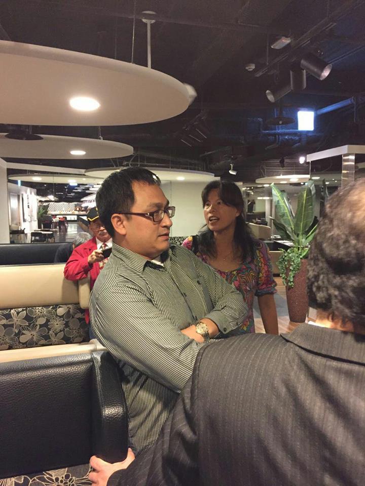 香港民族黨12日晚間於臉書(Facebook)專頁貼文指出,該黨召集人陳浩天、發言人周浩輝12日晚上於台北一家 餐廳接受記者訪問後,當2人準備離開餐廳,多人即衝前襲擊,並在場高叫「搞港獨台獨」、「漢奸賣國」。 圖:翻攝自香港民族黨臉書 香港民族黨12日晚間於臉書(Facebook)專頁貼文指出,該黨召集人陳浩天、發言人周浩輝12日晚上於台北一家 餐廳接受記者訪問後,當2人準備離開餐廳,多人即衝前襲擊,並在場高叫「搞港獨台獨」、「漢奸賣國」。 圖:翻攝自香港民族黨臉書