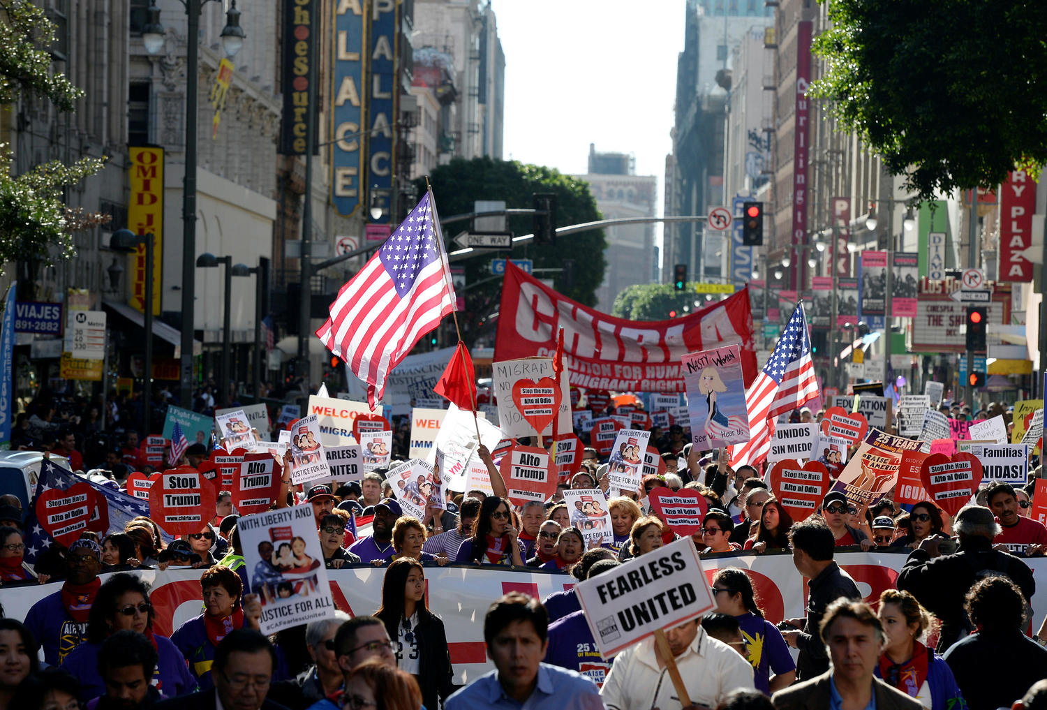 美國選舉人團將於當地時間19日進行投票,洛杉磯18日聚集大批反川普民眾,希望藉由選舉人團投票讓美國大選翻盤。 美國選舉人團將於當地時間19日進行投票,洛杉磯18日聚集大批反川普民眾,希望藉由選舉人團投票讓美國大選翻盤。