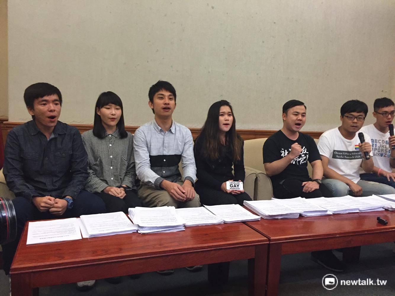 學生婚姻促進平權聯盟23日召開記者會,呼籲總統蔡英文針對婚姻平權的政見別跳票。 學生婚姻促進平權聯盟23日召開記者會,呼籲總統蔡英文針對婚姻平權的政見別跳票。