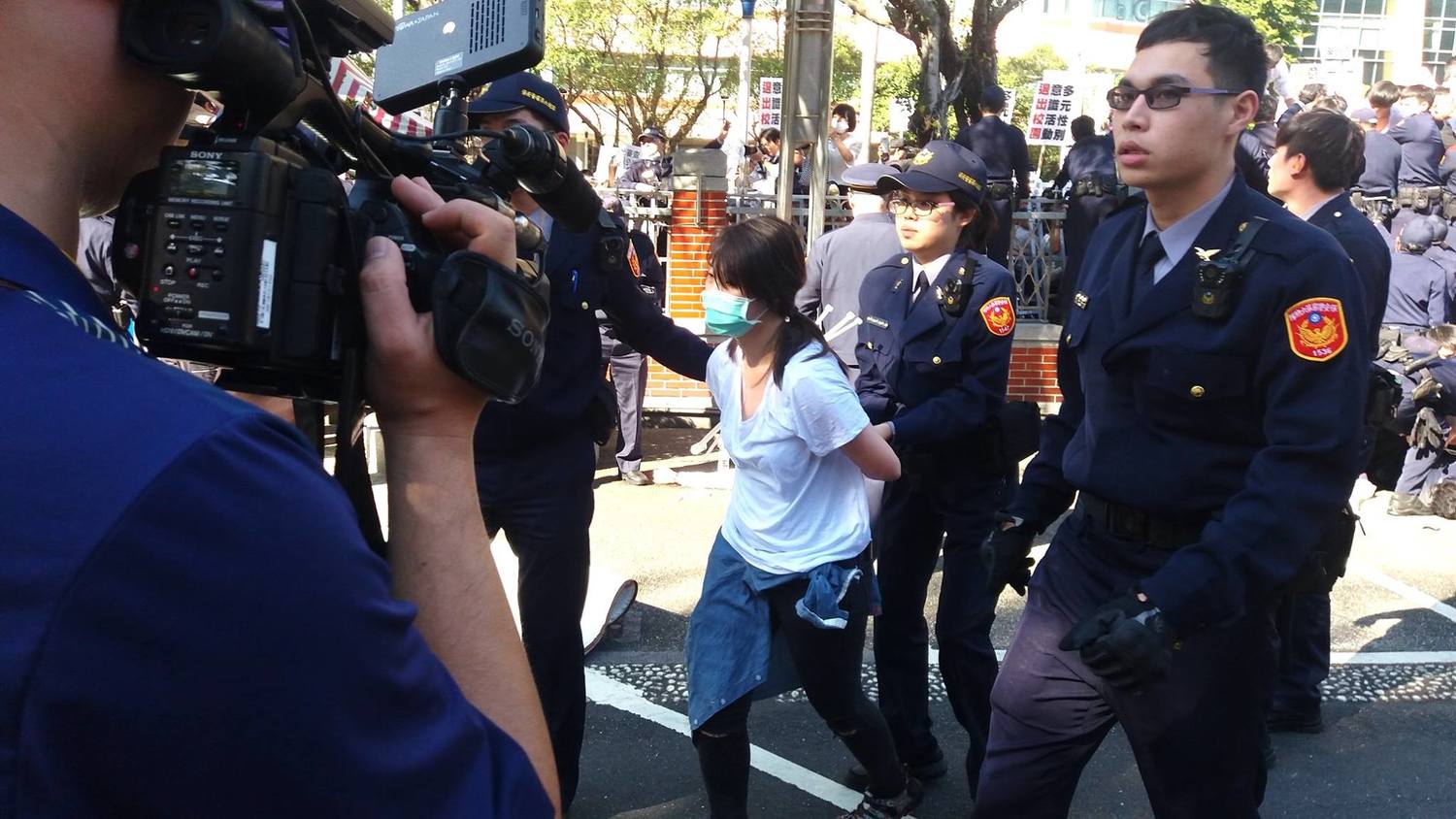 26日立法院排審婚姻平權法案,反同民眾試圖翻牆闖入立法院,遭到警方以束帶綁住雙手。 26日立法院排審婚姻平權法案,反同民眾試圖翻牆闖入立法院,遭到警方以束帶綁住雙手。