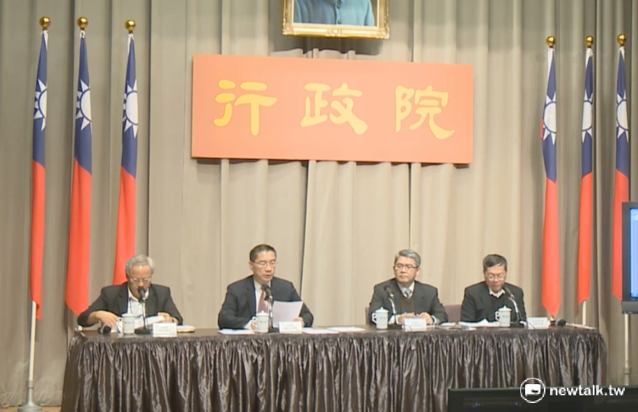 行政院院會29日拍板《都市危險及老舊建築物重建獎助條例》,只要在條例施行5年內參與老屋翻新,若地主、屋主在老屋更新後,在脫手前都可享終生房屋稅、地價稅減半優惠。 行政院院會29日拍板《都市危險及老舊建築物重建獎助條例》,只要在條例施行5年內參與老屋翻新,若地主、屋主在老屋更新後,在脫手前都可享終生房屋稅、地價稅減半優惠。