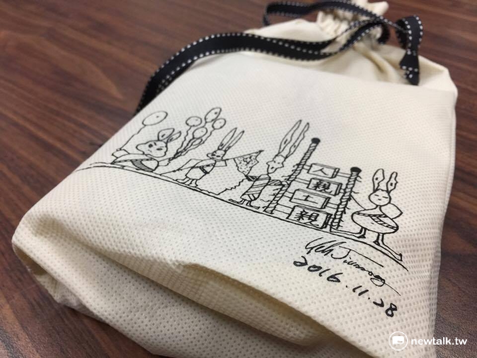 內政部賀歲福袋,外面的「人親土親」插畫是出自內政部長葉俊榮之手。 圖:柯昱安/攝 內政部賀歲福袋,外面的「人親土親」插畫是出自內政部長葉俊榮之手。 圖:柯昱安/攝
