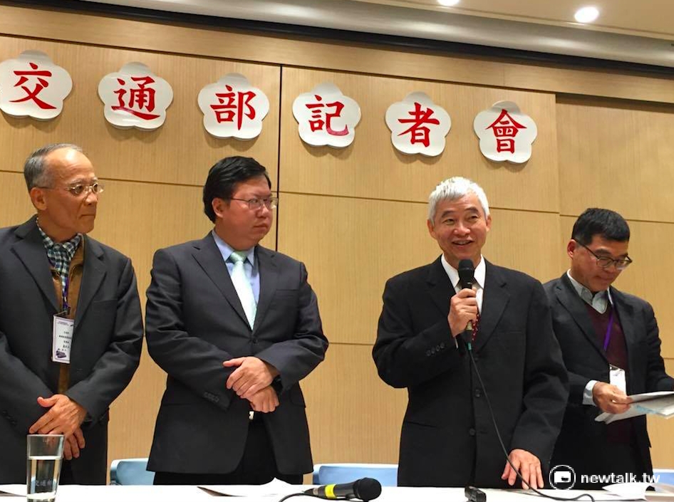 交通部長賀陳旦(右2)30日受訪時提到,桃園機場捷運已履勘完成,可望在春節前夕試營運。 交通部長賀陳旦(右2)30日受訪時提到,桃園機場捷運已履勘完成,可望在春節前夕試營運。