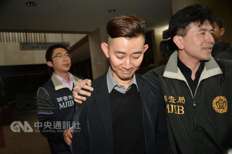 台北地檢署偵辦健康食品大廠葡萄王涉嫌竄改效期案,30日約談董事長曾盛麟(中)等6人,釐清相關案情,晚間移送北檢接受複訊。 台北地檢署偵辦健康食品大廠葡萄王涉嫌竄改效期案,30日約談董事長曾盛麟(中)等6人,釐清相關案情,晚間移送北檢接受複訊。