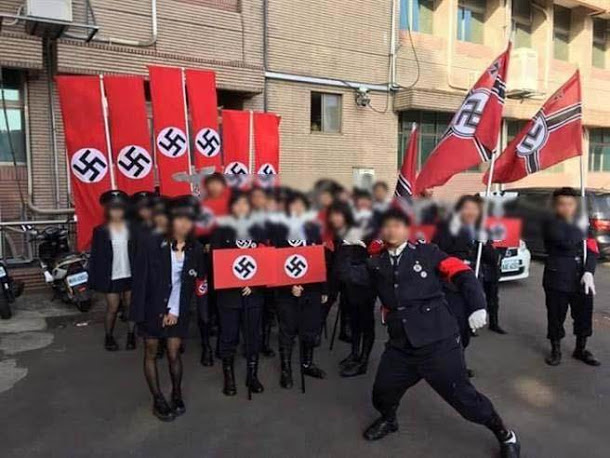 台灣新竹光復高中一群學生裝扮成納粹德國的軍隊,引發軒然大波。其實蔣介石以納粹爲榜樣,但中德兩國的民族性和文化迥異,蔣介石將中國「納粹化」的努力並未成功。 台灣新竹光復高中一群學生裝扮成納粹德國的軍隊,引發軒然大波。其實蔣介石以納粹爲榜樣,但中德兩國的民族性和文化迥異,蔣介石將中國「納粹化」的努力並未成功。