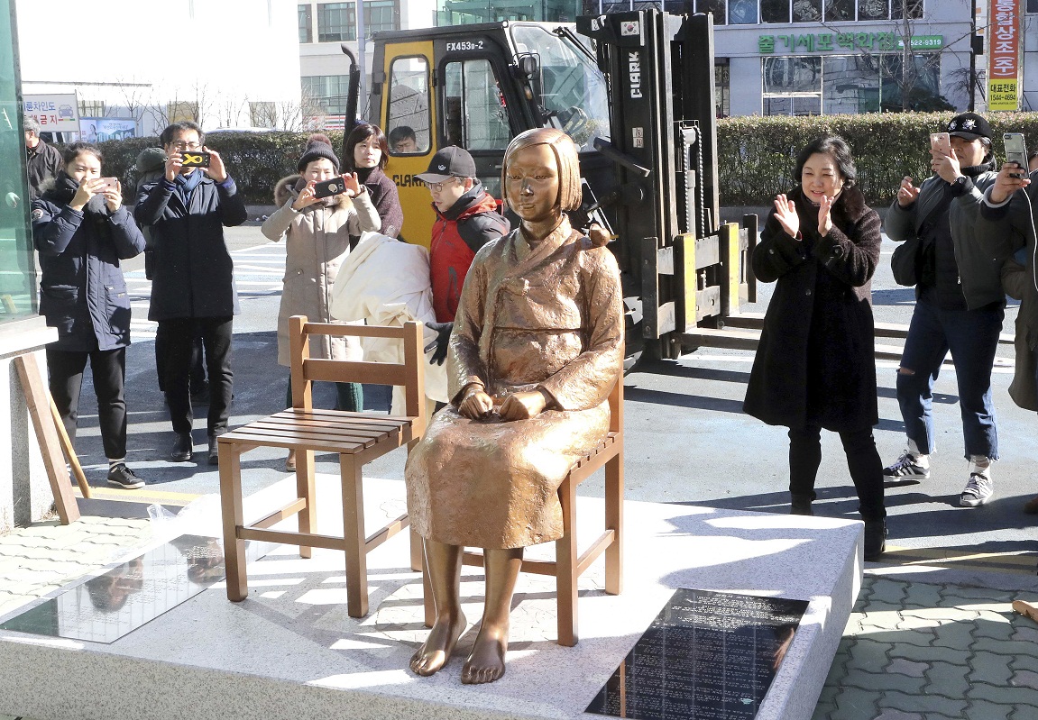 韓國民間團體去年12月於釜山日本領事館前,放置象徵受害慰安婦的「和平少女像」。為此,日本召回駐韓大使表達抗議。 韓國民間團體去年12月於釜山日本領事館前,放置象徵受害慰安婦的「和平少女像」。為此,日本召回駐韓大使表達抗議。