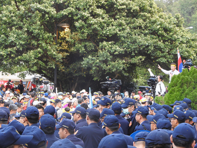 年金改革中區座談會7日在中市中興大學舉行,場外聚集上千名退休軍公教人員到場抗議,不過最後場內還是順利完成了座談會。 年金改革中區座談會7日在中市中興大學舉行,場外聚集上千名退休軍公教人員到場抗議,不過最後場內還是順利完成了座談會。
