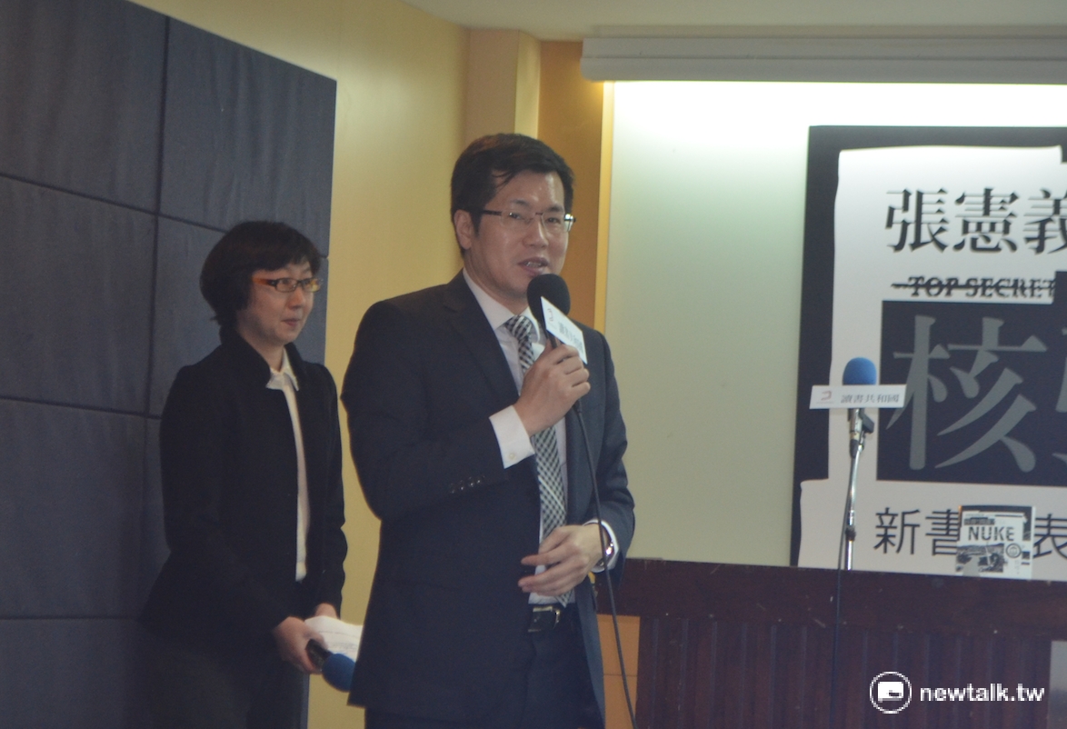 民進黨立委羅致政9日出席張憲義口述歷史新書發表會時表示,不能用國家認同不同這個理由,來合理化這種將機密資料曝光的行為,用這個角度來看,「他的確背叛這塊土地與人民」。 民進黨立委羅致政9日出席張憲義口述歷史新書發表會時表示,不能用國家認同不同這個理由,來合理化這種將機密資料曝光的行為,用這個角度來看,「他的確背叛這塊土地與人民」。