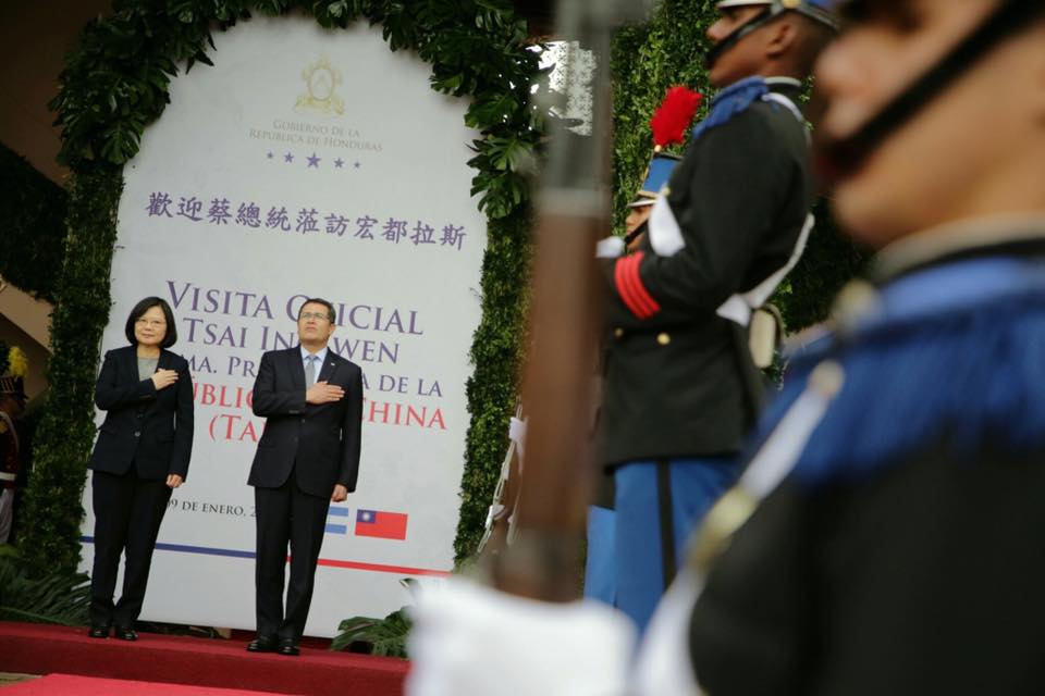 蔡英文總統於當地時間9日,前往宏都拉斯總統府拜會葉南德茲總統。 蔡英文總統於當地時間9日,前往宏都拉斯總統府拜會葉南德茲總統。