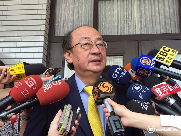 前總統馬英九被控在特偵組偵辦司法關說案時疑洩密,柯建銘10日表示,馬英九罪刑難逃,勿再狡辯,否則將受到歷史的鞭屍。
前總統馬英九被控在特偵組偵辦司法關說案時疑洩密,柯建銘10日表示,馬英九罪刑難逃,勿再狡辯,否則將受到歷史的鞭屍。
