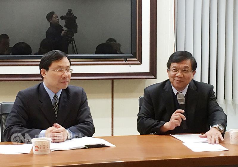 立法院11日三讀通過《電業法》修正案,經濟部晚間舉行說明記者會,由經濟部長李世光(右)親自主持。 立法院11日三讀通過《電業法》修正案,經濟部晚間舉行說明記者會,由經濟部長李世光(右)親自主持。