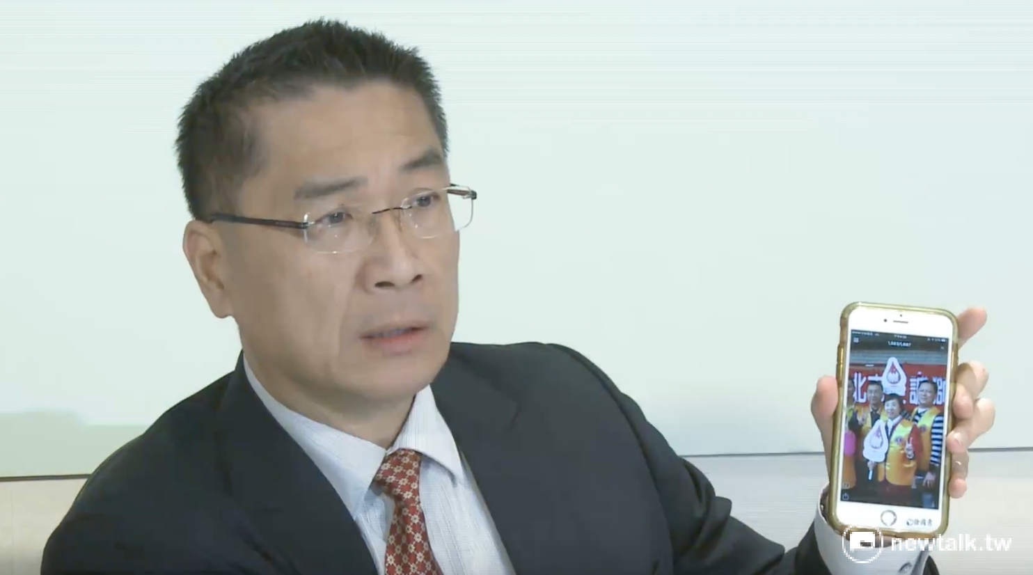 行政院發言人徐國勇拿出過去曾率團捐血的照片,強調不會因為血液基金會內部董事具有黨政色彩,就不參與捐血活動。 行政院發言人徐國勇拿出過去曾率團捐血的照片,強調不會因為血液基金會內部董事具有黨政色彩,就不參與捐血活動。