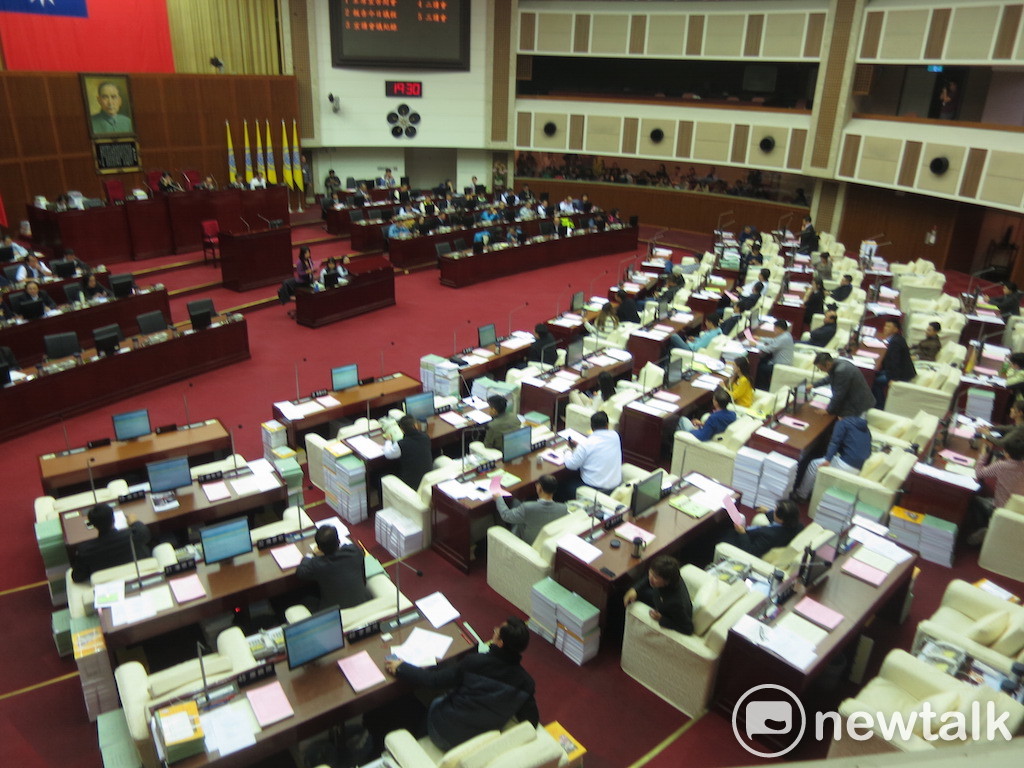 台北市議會9日晚間針對柯市府第二預備金等案進行表決。 台北市議會9日晚間針對柯市府第二預備金等案進行表決。