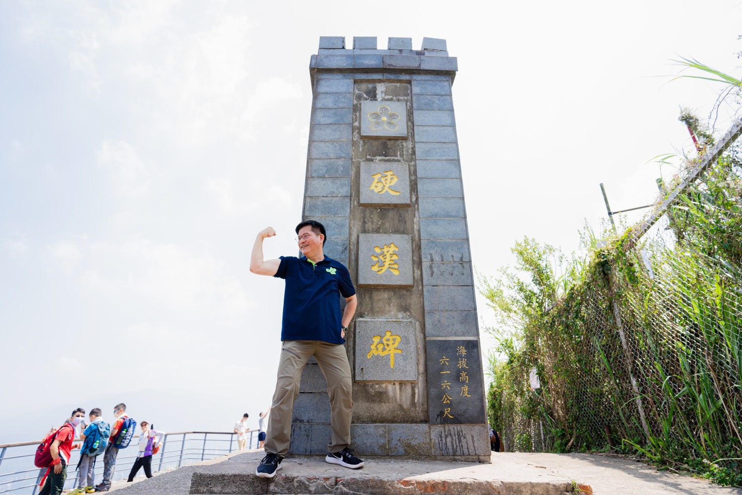 抵達硬漢嶺時,林佳龍則在現場擺出Pose,留下紀念。 圖:林競辦提供 抵達硬漢嶺時,林佳龍則在現場擺出Pose,留下紀念。 圖:林競辦提供