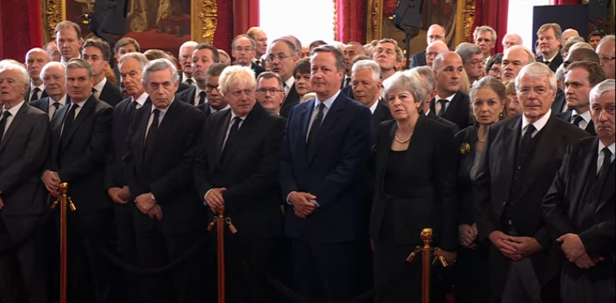歷任英國首相皆出席查爾斯三世的登基會議，包含強生、梅伊、卡麥隆與布朗等人。   圖:翻攝自The Royal Family Youtube