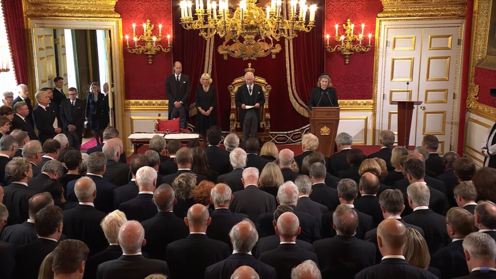 英國國王查爾斯三世抵達登基典禮現場。   圖:翻攝自The Royal Family Youtube