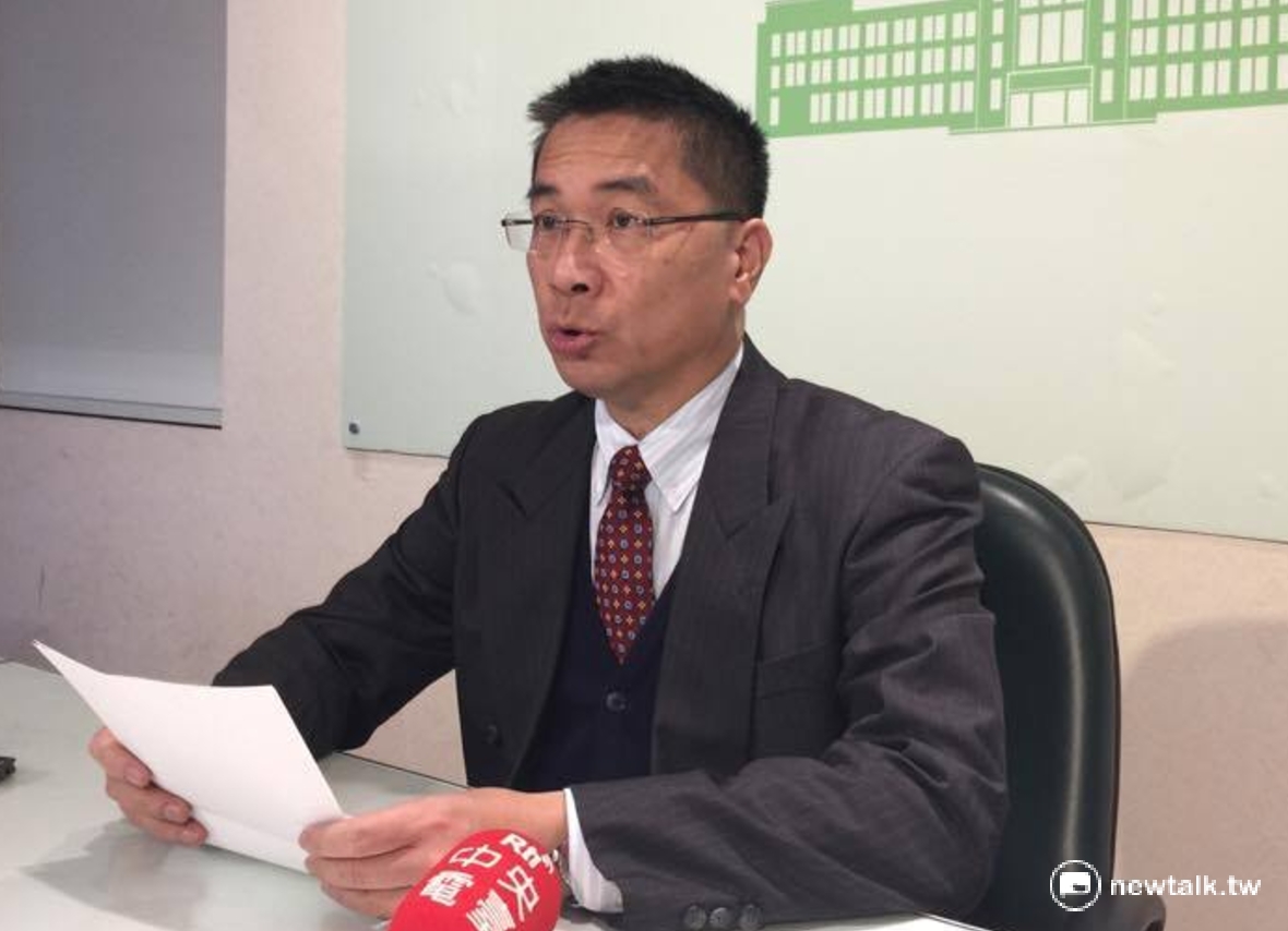 行政院發言人徐國勇表示,年金改革、前瞻基礎建設計畫、老屋重建等法案,確定都會列入立法院新會期的優先法案項目中,明(23)天會與民進黨團討論優先法案內容。 行政院發言人徐國勇表示,年金改革、前瞻基礎建設計畫、老屋重建等法案,確定都會列入立法院新會期的優先法案項目中,明(23)天會與民進黨團討論優先法案內容。