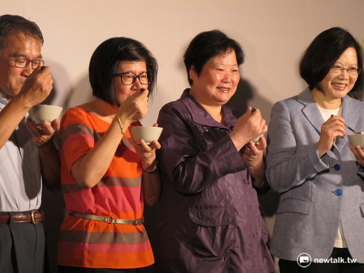 勞動部長由現任政務委員林美珠(右2)取代因為「一例一休」政策惹議的郭芳煜。圖為2015年林美珠與表妹蔡英文(右1)出席活動。 圖:新頭殼資料照片 勞動部長由現任政務委員林美珠(右2)取代因為「一例一休」政策惹議的郭芳煜。圖為2015年林美珠與表妹蔡英文(右1)出席活動。 圖:新頭殼資料照片