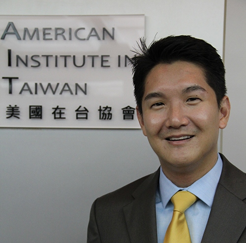 談論同志的心路歷程,美國在台協會高雄分處副處長楚杰生表示,「要堅強、要愛自己」。 圖:翻攝自美國在台協會網站 談論同志的心路歷程,美國在台協會高雄分處副處長楚杰生表示,「要堅強、要愛自己」。 圖:翻攝自美國在台協會網站